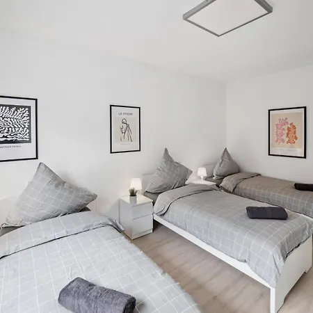 Monteur - Fuer Bis Zu 5 Personen In 63452 - Hu08b * هاناو الماين